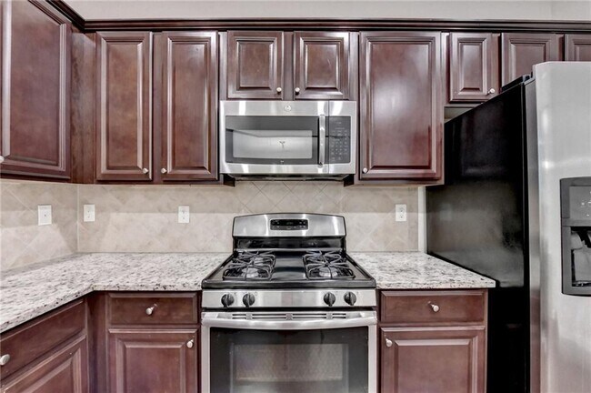 Building Photo - 2152 Greencrest Cir