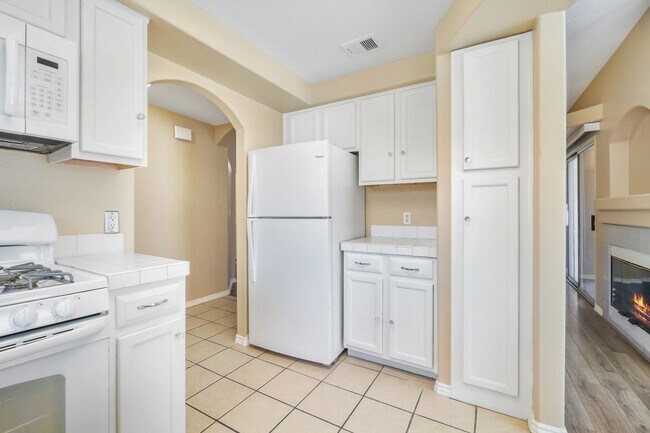Building Photo - 2-Bedroom Condo in Gated Community!