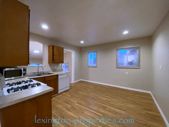 Building Photo - Beautifully Remodeled, 3BD/1BA Home, Avail...