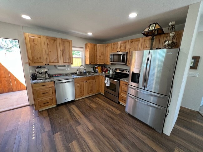 Building Photo - Newly Remodeled 1 Bedroom