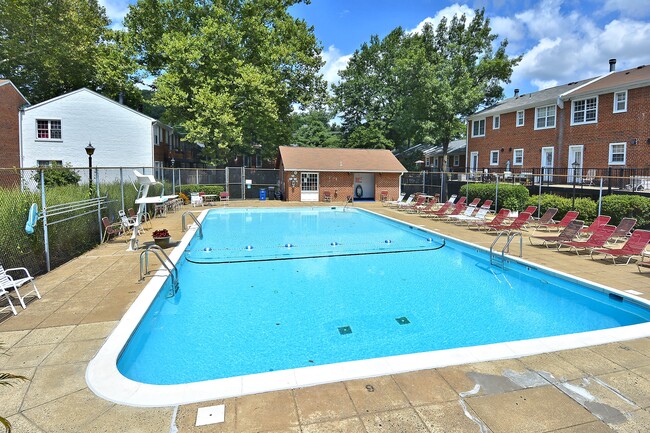 Building Photo - 2649 S Walter Reed Dr