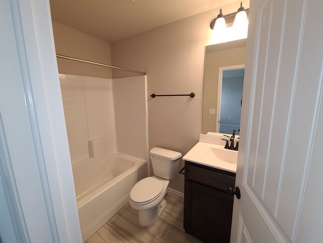 Building Photo - 3 bed 2 bath in Yukon! Stunning finishes, ...