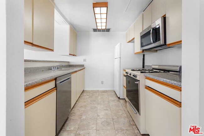 Building Photo - 607 N Rossmore Ave