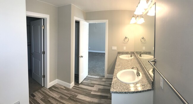 Building Photo - Very nice Townhouse in Santa Clara, with a...