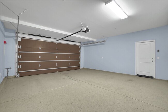 Building Photo - 64 Bianco