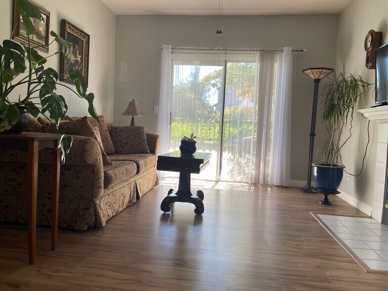 Living Room - 611 Horizon Cv