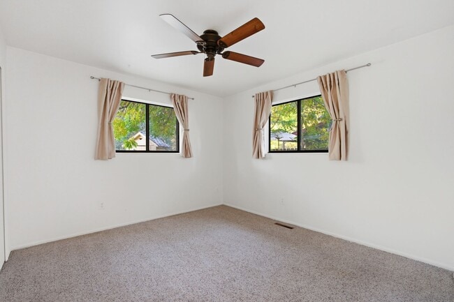 Building Photo - Charming house for rent, with laundry machines included and fenced yard.