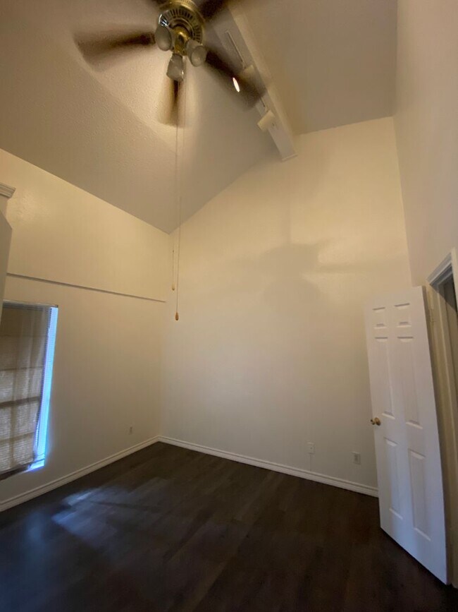 Building Photo - UT PRE-LEASE: 3 bed/2 bath Condo w/ Fireplace, Cathedral Ceilings in bedrooms