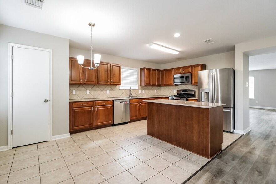 Building Photo - 15406 Hensen Creek Dr