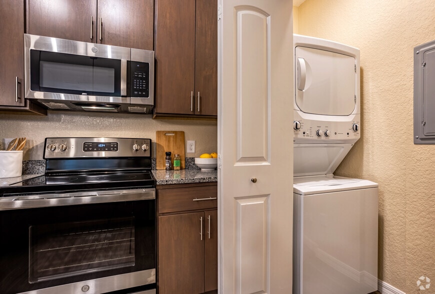 1BR, 1BA - 884SF - Reef Floorplan - The Residences at Creighton Waterway