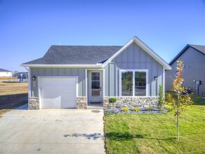 Building Photo - 2633 Crescent Ave