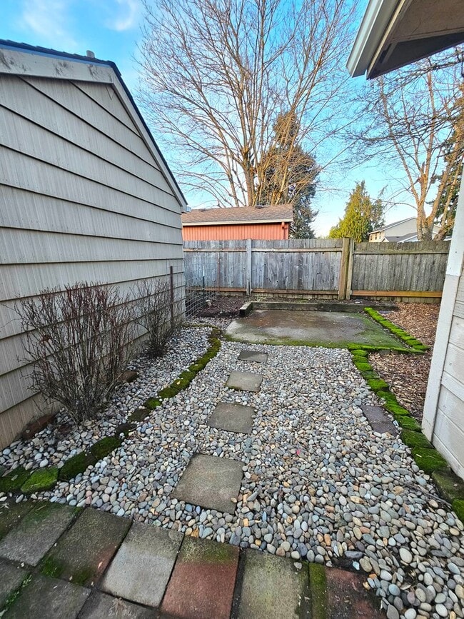 Building Photo - 2 Bedroom, 1 Bath House in Oregon City