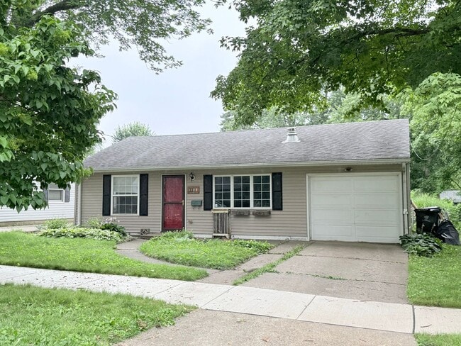 Primary Photo - Beautiful 3 bed 2 bath home in Bloomington!