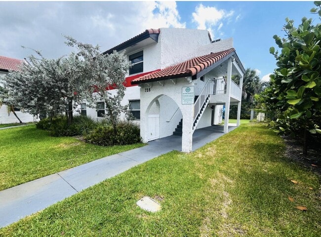 Building Photo - 704 SW 81st Ave