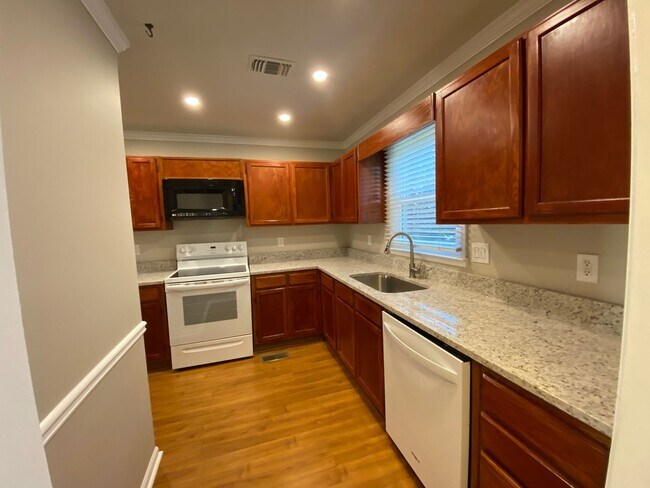 Building Photo - 2 Bedroom 2.5 Bath Townhome in Great Marietta Location w/ a Unfinished Basement