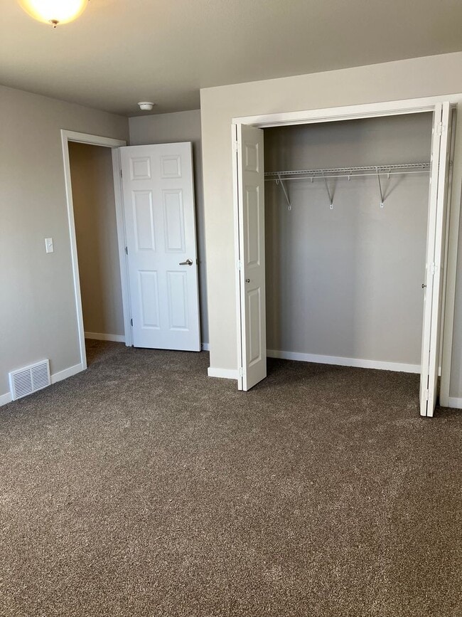 Building Photo - 4 Bed 3 Bath Single Family Home