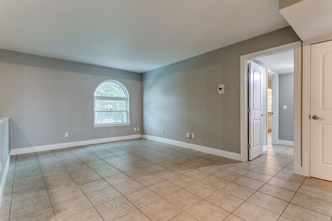 Building Photo - 2-BEDROOM CONDO AT OLMOS PARK TOWNHOMES