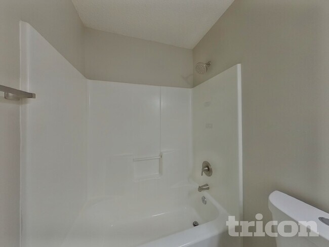 Building Photo - 919 Lakehill Rd