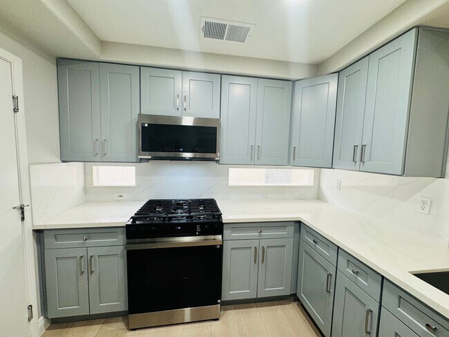 Building Photo - 4 Bedrooms Home For Rent