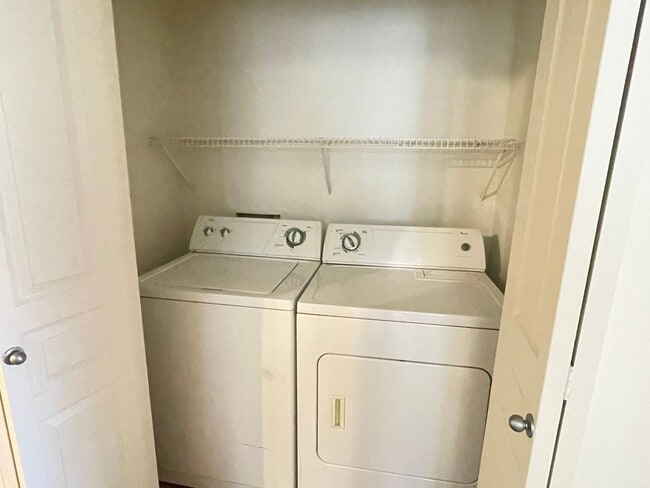 Building Photo - MOVE IN SPECAIL OAC-NEW CARPET AND PAINT, 2 bed/2 bath/ 1 CG/ Overlooking beautiful pool