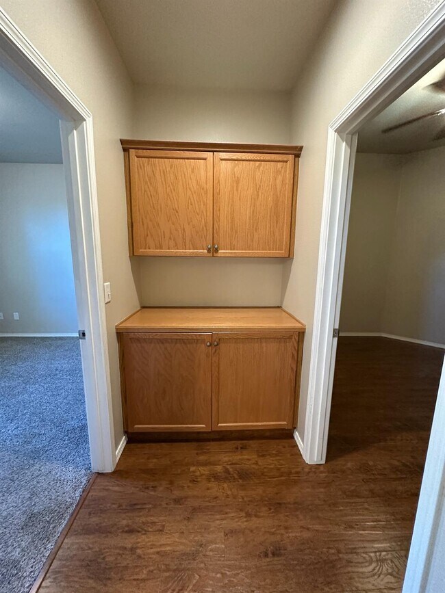 Building Photo - 5541 N Plum Ln