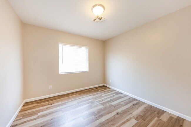 Building Photo - 12552 W Charter Oak Rd