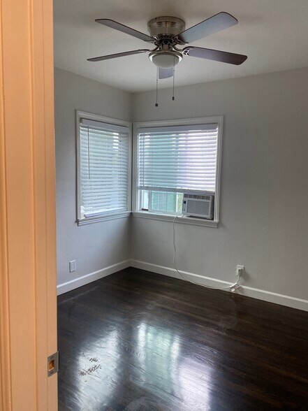 Building Photo - 1519 N Hollywood Way