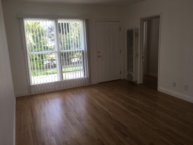 Building Photo - 2316 Broadview Dr