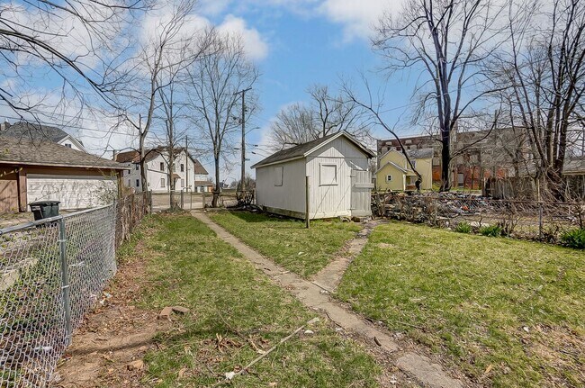 Building Photo - 2 Bed in Dayton- MOVE IN SPECIAL! Second Month Free if Moved in by April 15th!