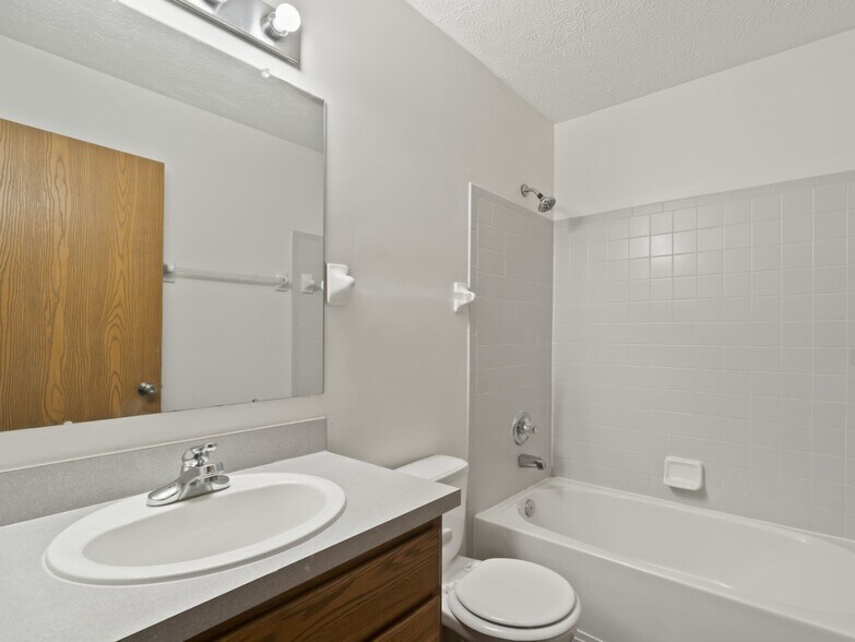 Building Photo - 2236 Golden Meadows St