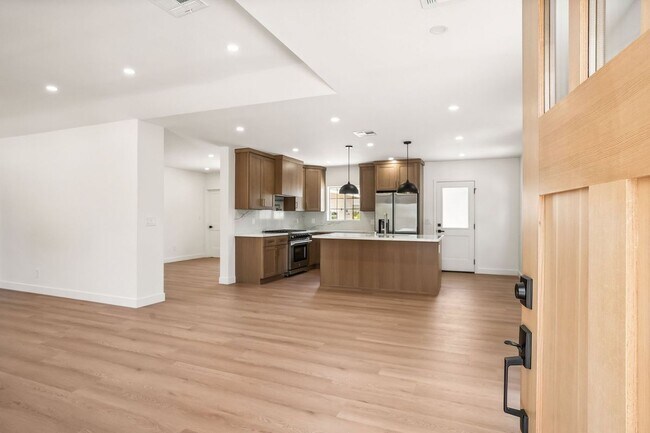 Building Photo - 4702 Kraft Ave
