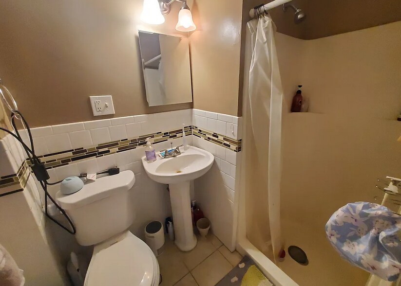 Building Photo - 17 Aspinwall Ave