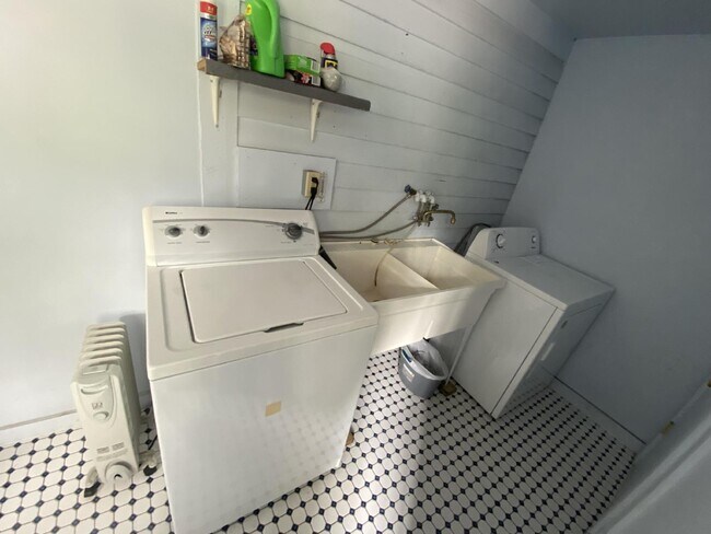 Building Photo - Spacious 1 Bedroom Upper Duplex Near Downtown Eau Claire - Available September 1st!