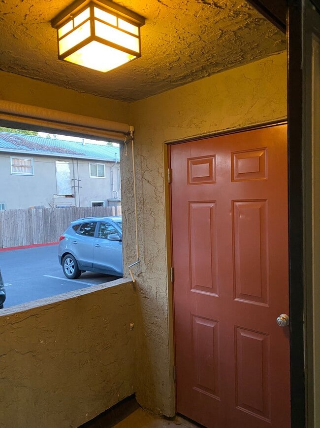 Building Photo - Cozy 3-Bedroom Condo with Washer/Dryer and...