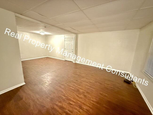 Building Photo - 3 Bed 2 Bath Duplex Now Available!