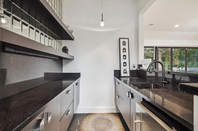 Building Photo - 203 Cove Creek Ln
