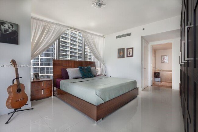 Building Photo - 495 Brickell Ave