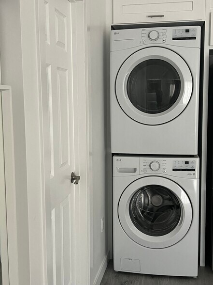 Washer/Dryer - 4555 Narrot St