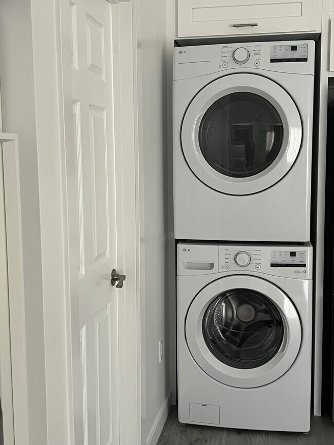 Washer/Dryer - 4555 Narrot St