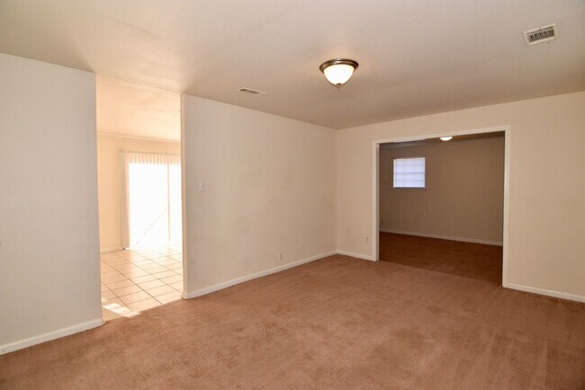 Building Photo - 3 Bed/1.5 Bath home off Meadowbrook Drive ...