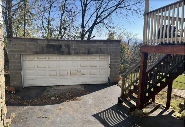 Building Photo - Large 2 Bed/1 Bath Single Family Home - $1...