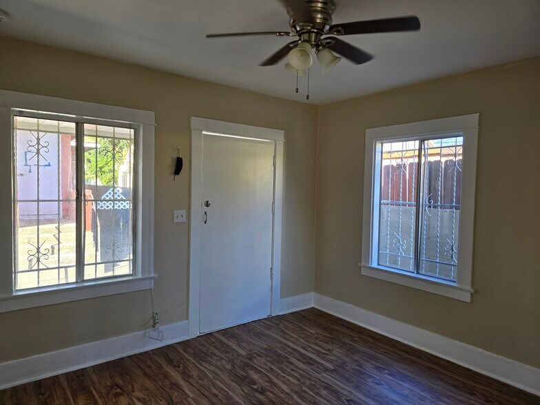 Building Photo - 336 W 41st St