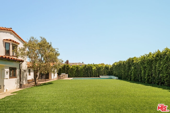 Building Photo - 647 Toyopa Dr