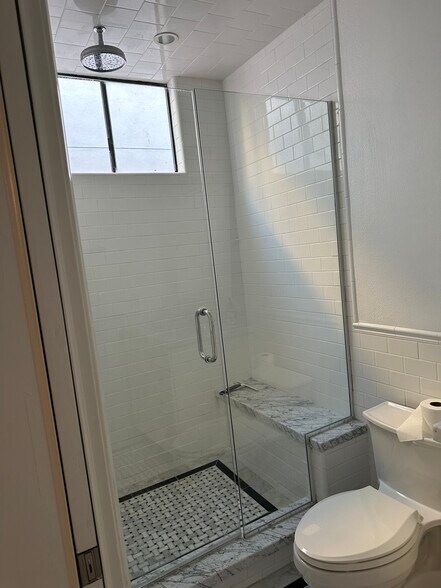 Building Photo - 828 N Hudson Ave