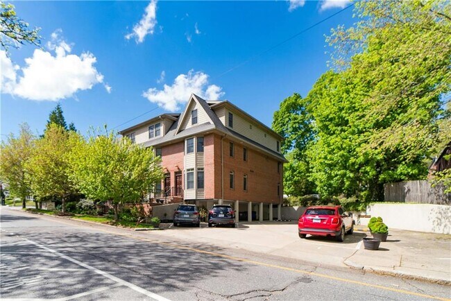Building Photo - 270 Waterman St