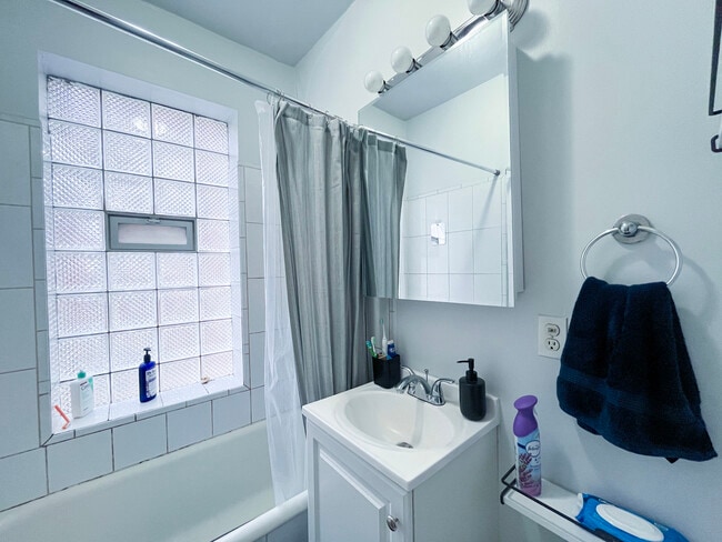 Building Photo - 654 W Oakdale Ave