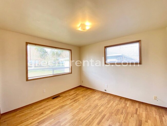 Building Photo - Coming Soon! 3BR 1.5BA Home in West Olympi...