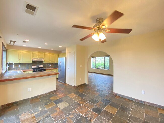 Building Photo - Spacious Home in Vista Primera