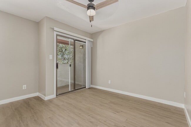 Building Photo - 736 S Farmer Ave