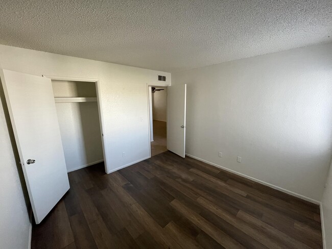 Building Photo - 1520 W 5th St